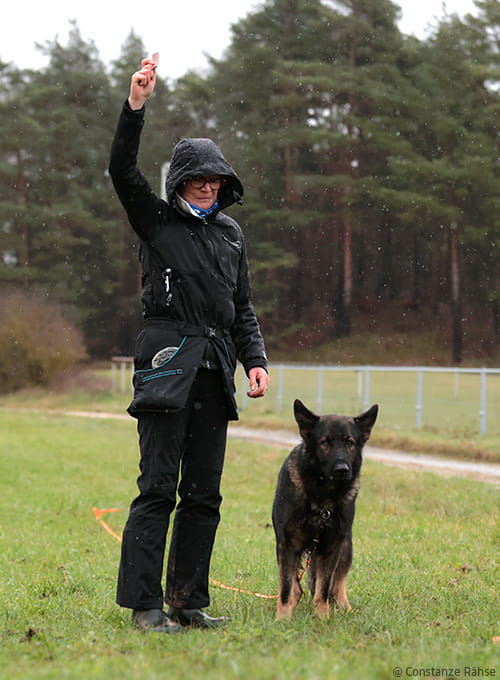 Carola Schäferhund Arnold verweist im Steh